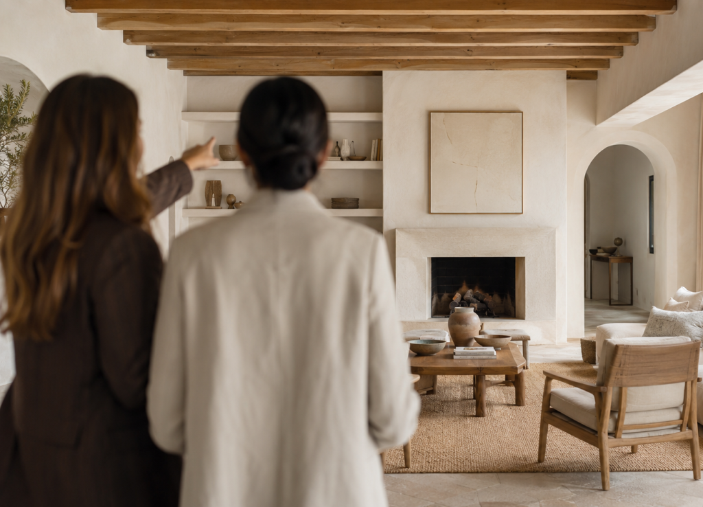 Interior designer and client analysing a home’s living room during the first visit for a turnkey project in Málaga.