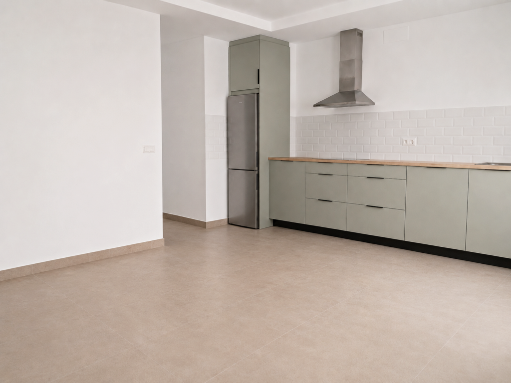 Interior de vivienda de obra nueva sin amueblar con cocina abierta equipada