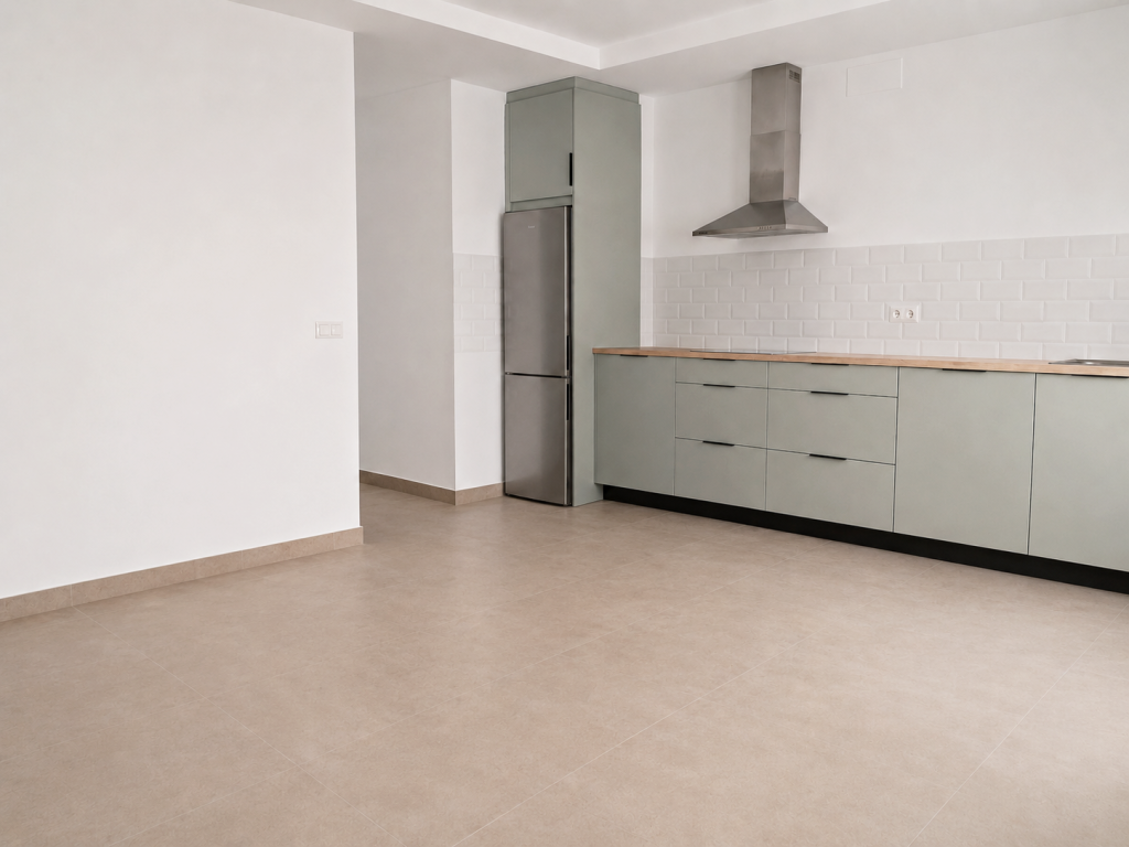 Interior de vivienda de obra nueva sin amueblar con cocina abierta equipada